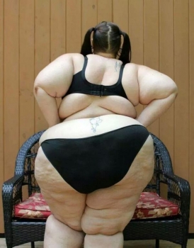 We meet online n a forum of BBW worshipers. We talked several times online about each other and what they liked. I found out she liked to dominate men with her weight and feel them struggle as she too